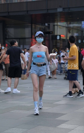 抹胸衣小姐姐！