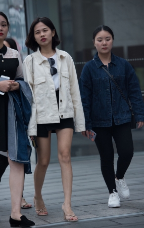 玩手机的长腿美女