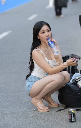 街拍紧致热裤丰满小可爱