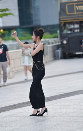 有钱人的老婆，就是貌美如花～