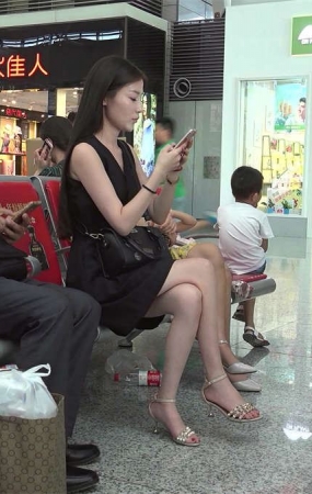 长得这么甜美的女人，就算静静坐着也会让你看的不舍得转眼