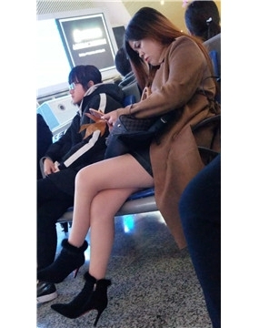 4k-候车室的长外套街拍肉丝长腿熟女