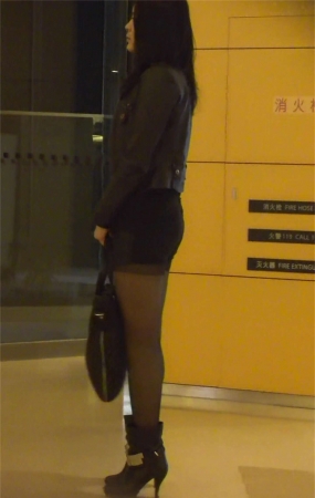 齐B小短裙的黑丝少妇