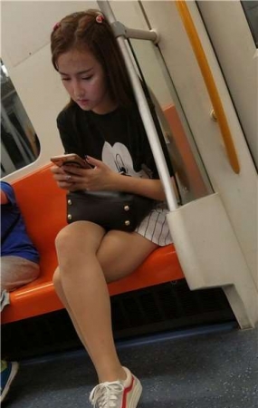 4k超清，地铁玩手机入迷的美腿娇小可爱气质美眉