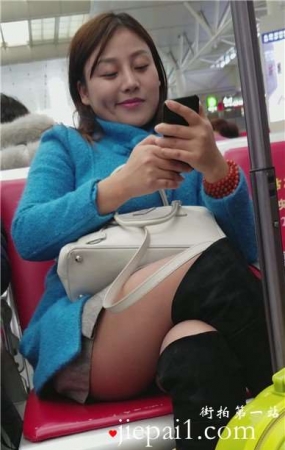 4k-高铁站候车室拍摄微笑甜美的酒窝美女
