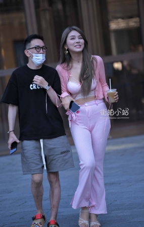 街拍粉衣粉裤长腿美女~
