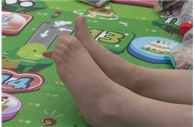 4k-白色卫衣短裙美腿街拍丝袜美足