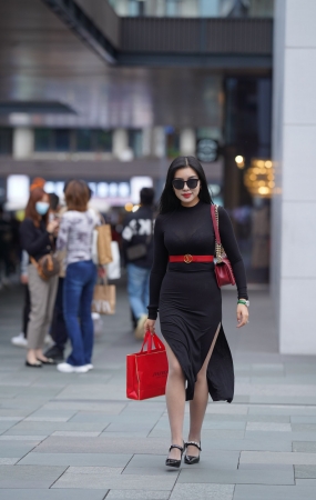 黑色紧身裙丰腴美女