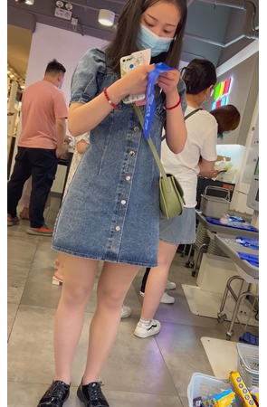 牛仔裙美女