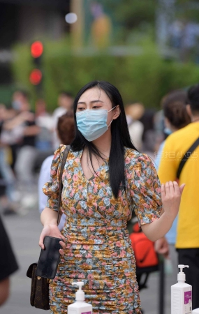 知性的花裙子美女
