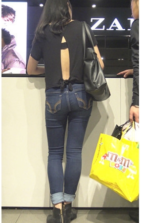 漂亮的牛仔裤长腿美女
