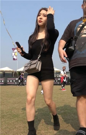 4K – 黑衣性感街拍美腿超高颜值气质美女 [1.59 GB]