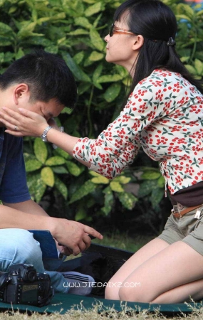 街拍美腿丝袜美妇举起相机还挺有模有样