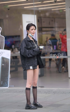 街拍超短裤，长筒袜小姐姐