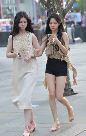 23516-16=48√热裤美腿闺蜜 15P