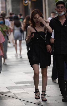 连衣裙美女