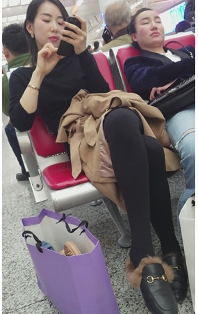 玩手机的黑丝美女