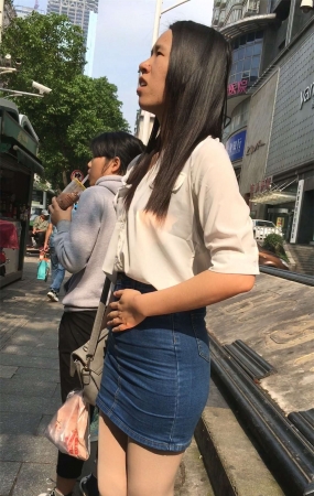 紧绷蓝色牛仔包臀裙肉色丝袜美眉
