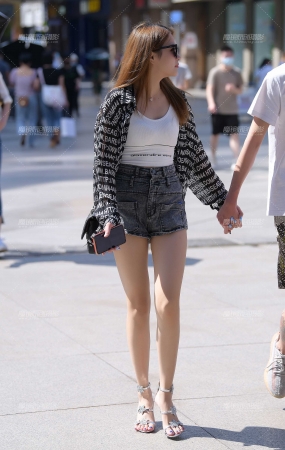 热裤美腿美女