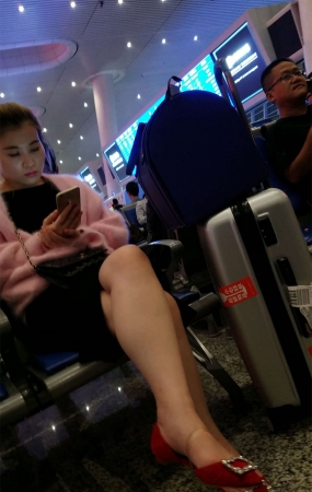 漂亮的大美女挑鞋玩