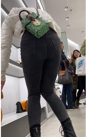 逛商场的黑牛MM