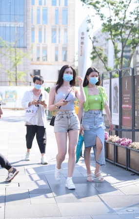 吊带背心热裤美女