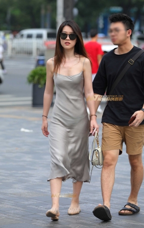 贴身小吊带裙，魅力女友