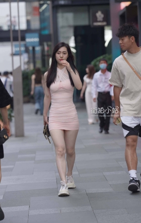 街拍淡粉色超短裙美眉