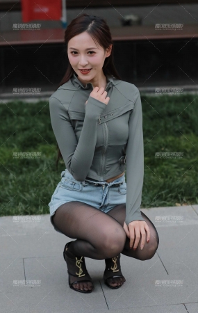 热裤黑丝高跟美女