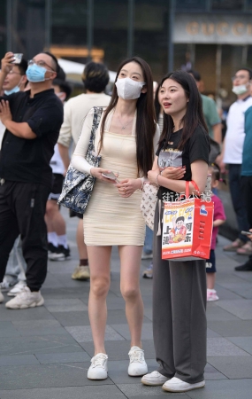 抓拍超短裙美腿小仙女
