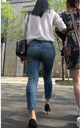 紧身牛仔裤圆润美屯美女《二》