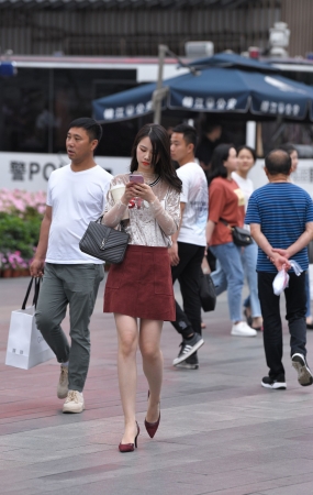 红色短裙高跟大长腿美女