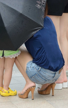 热裤，裸腿，高跟凉拖