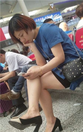4K-性感鱼嘴高跟鞋街拍短裙美腿小姐姐