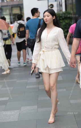 2383-6=70√美腿媳妇 13P