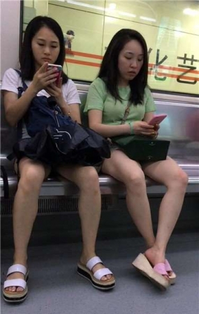 地铁拍摄对面俩妹子