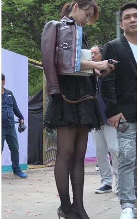 玩手机的黑丝美女