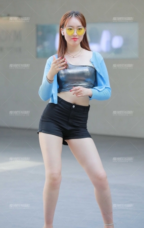 黑色热裤美女