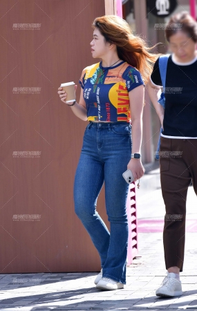 微丰腴藏蓝牛仔裤美女