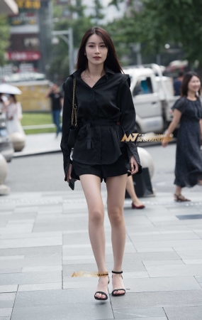 在等车的小姐姐