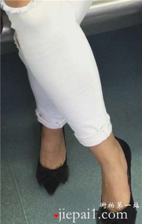 地铁街拍破洞紧身白牛小妹