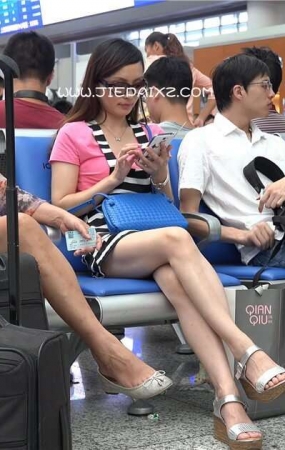 4K – 腿不错的成熟型墨镜女子 [557 MB/MP4]