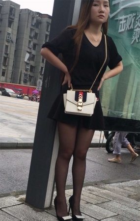 漂亮黑丝高跟MM车站等车