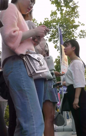 紧身蓝色牛仔裤马尾辫美女