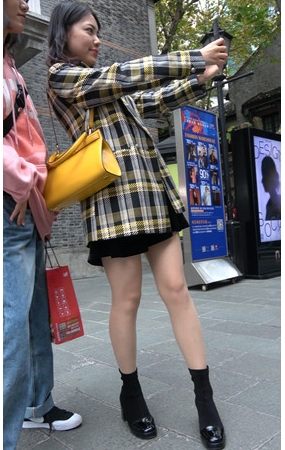拍照的漂亮小姐姐