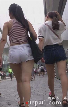 美腿白热裤美眉跟闺蜜逛街 [373 MB]
