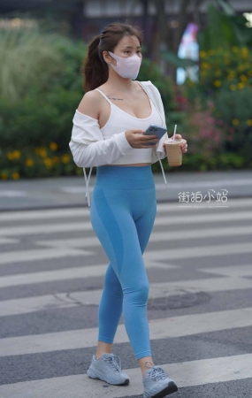 蓝色紧身裤美女