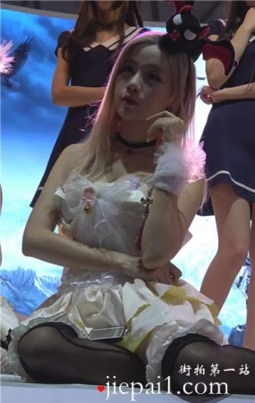 甜美萝莉白色公主裙小清新萌妹子。