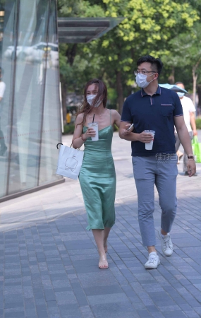 长裙女友很漂亮