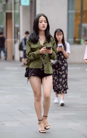 高跟凉鞋美腿